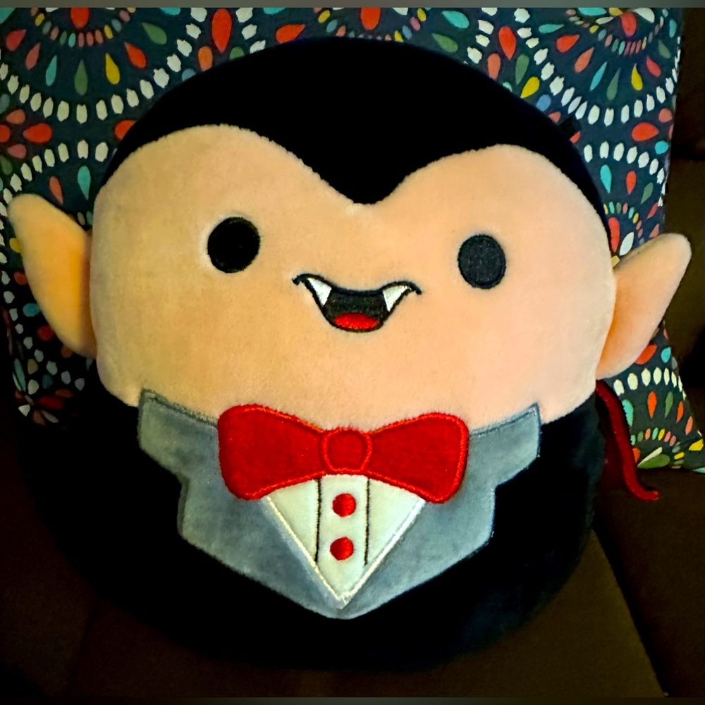 NWOT Squishmallow “Vlad” vampire 8”